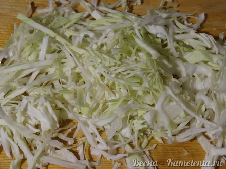 Приготовление рецепта Салат из молодой капусты с колбасой шаг 3