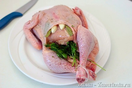 Приготовление рецепта &quot;Яйцо динозавра&quot; (курица запечённая в тесте с травами) шаг 4