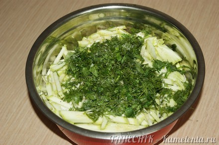 Приготовление рецепта Сочный салат с кабачком и капустой шаг 4