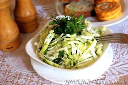 Приготовление рецепта Сочный салат с кабачком и капустой шаг 6