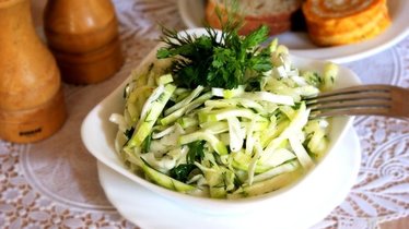 Сочный салат с кабачком и капустой