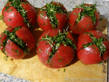 Приготовление рецепта Малосольные помидоры с зеленью шаг 6