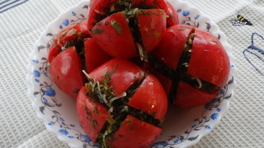 Малосольные помидоры с зеленью