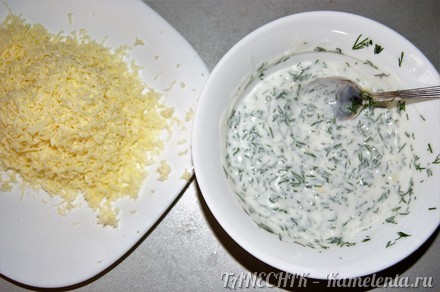 Приготовление рецепта Кабачки запеченные под йогуртовым соусом и сыром шаг 3