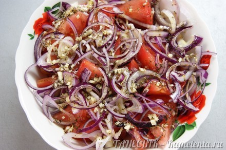 Приготовление рецепта Ароматный салат из томатов шаг 5