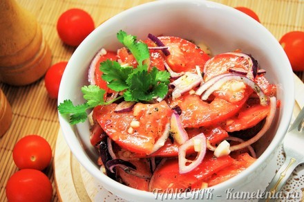 Приготовление рецепта Ароматный салат из томатов шаг 7