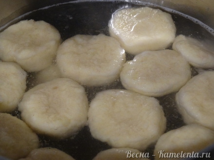 Приготовление рецепта Ленивые вареники из картошки со шкварками шаг 14