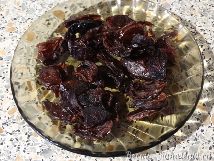 Приготовление рецепта Хмельное жаркое в горшочке с вяленым черносливом шаг 2