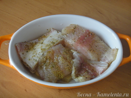 Приготовление рецепта Рыба под овощами с соусом тартар шаг 6