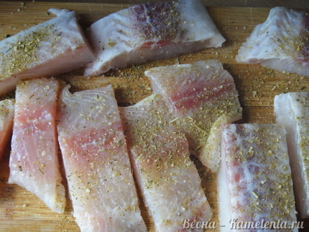 Приготовление рецепта Рыба под овощами с соусом тартар шаг 5