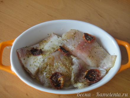 Приготовление рецепта Рыба под овощами с соусом тартар шаг 7