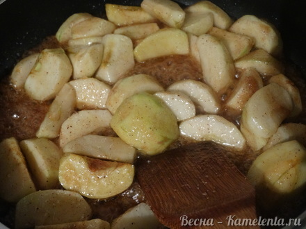 Приготовление рецепта Пирог с карамельными яблоками и меренгой шаг 3