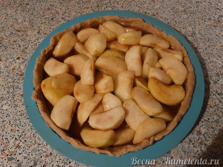 Приготовление рецепта Пирог с карамельными яблоками и меренгой шаг 5