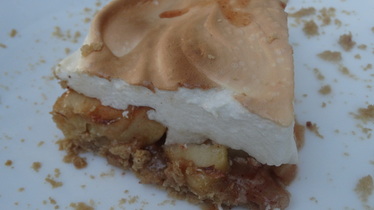 Пирог с карамельными яблоками и меренгой