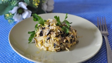 Рецепт Салат из баклажанов, яиц и лука.