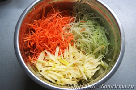 Приготовление рецепта Салат из маргеланской редьки, моркови и яблока шаг 2