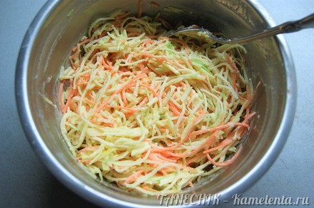 Приготовление рецепта Салат из маргеланской редьки, моркови и яблока шаг 3