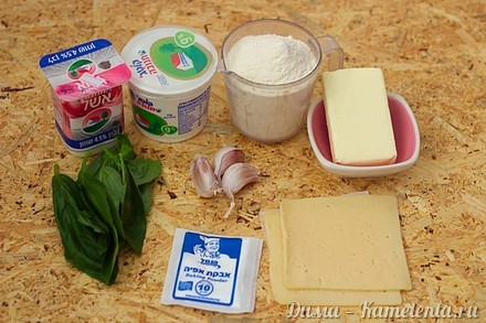Приготовление рецепта Сырные булочки с чесноком и базиликом шаг 1