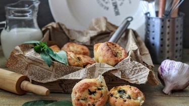 Рецепт Сырные булочки с чесноком и базиликом