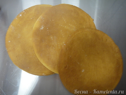Приготовление рецепта Домашний медовик с карамельным кремом и малиновой прослойкой шаг 3