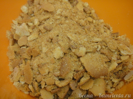 Приготовление рецепта Домашний медовик с карамельным кремом и малиновой прослойкой шаг 14