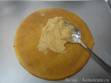 Приготовление рецепта Домашний медовик с карамельным кремом и малиновой прослойкой шаг 12