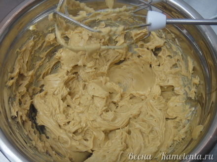 Приготовление рецепта Домашний медовик с карамельным кремом и малиновой прослойкой шаг 10