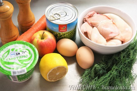 Приготовление рецепта Салат с кальмаром, яйцом и яблоком шаг 1
