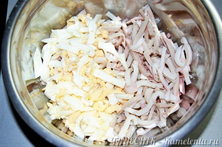 Приготовление рецепта Салат с кальмаром, яйцом и яблоком шаг 2