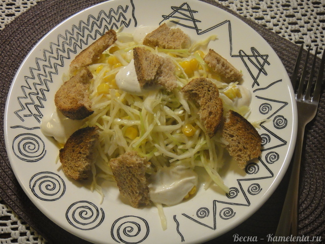 Рецепт салата из белокочанной капусты с кукурузой и сухариками
