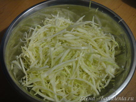Приготовление рецепта Салат из белокочанной капусты с кукурузой и сухариками шаг 2