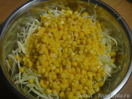 Приготовление рецепта Салат из белокочанной капусты с кукурузой и сухариками шаг 3