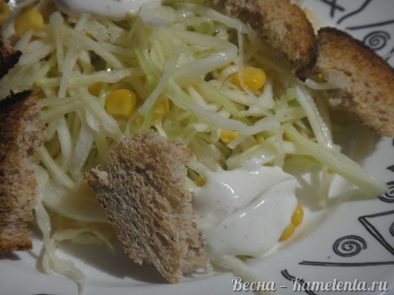 Приготовление рецепта Салат из белокочанной капусты с кукурузой и сухариками шаг 6