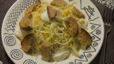 Рецепт Салат из белокочанной капусты с кукурузой и сухариками