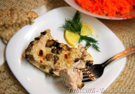 Приготовление рецепта Филе белой рыбы под сырным соусом с шампиньонами шаг 7