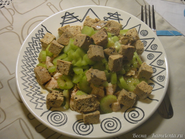 Рецепт салата с курочкой, сельдереем и сыром тофу