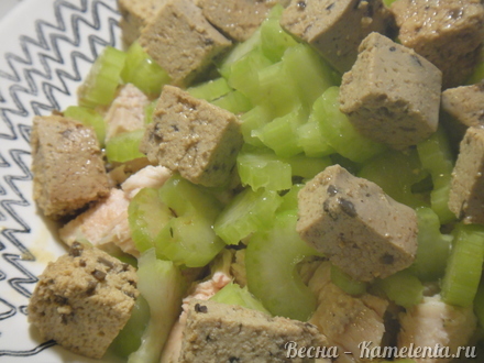 Приготовление рецепта Салат с курочкой, сельдереем и сыром тофу шаг 5