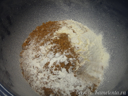 Приготовление рецепта Шоколадно-кофейный капкейк с пряной карамелью шаг 3