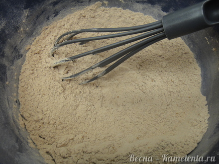 Приготовление рецепта Шоколадно-кофейный капкейк с пряной карамелью шаг 4