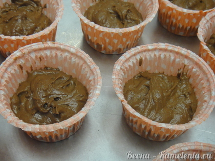 Приготовление рецепта Шоколадно-кофейный капкейк с пряной карамелью шаг 11