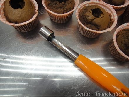 Приготовление рецепта Шоколадно-кофейный капкейк с пряной карамелью шаг 18