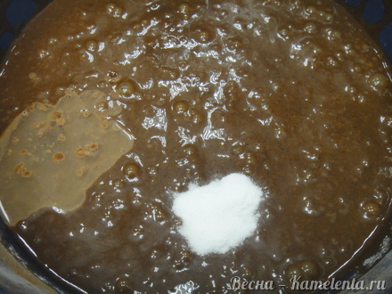 Приготовление рецепта Шоколадный торт с абрикосовой прослойкой и заварным сметанным кремом шаг 7