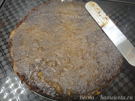 Приготовление рецепта Шоколадный торт с абрикосовой прослойкой и заварным сметанным кремом шаг 15