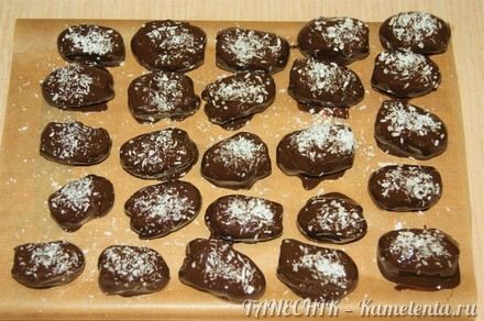 Приготовление рецепта Натуральные конфеты &quot;Финики с миндалем в шоколаде&quot; шаг 6