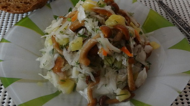 Рецепт Салат из квашенной капусты с грибами