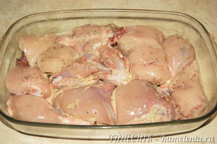 Приготовление рецепта Курица с перцем, запеченные в сливках шаг 4