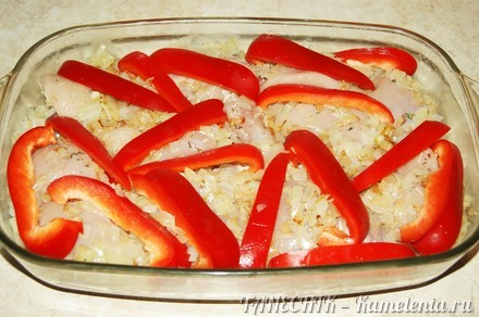 Приготовление рецепта Курица с перцем, запеченные в сливках шаг 5