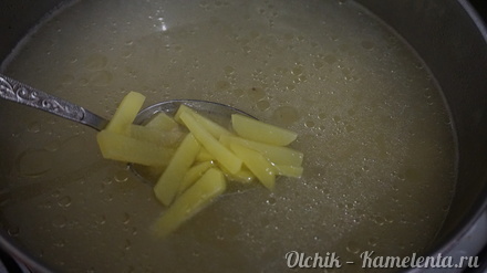 Приготовление рецепта Куриный суп с сырными шариками шаг 4