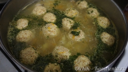 Приготовление рецепта Куриный суп с сырными шариками шаг 10