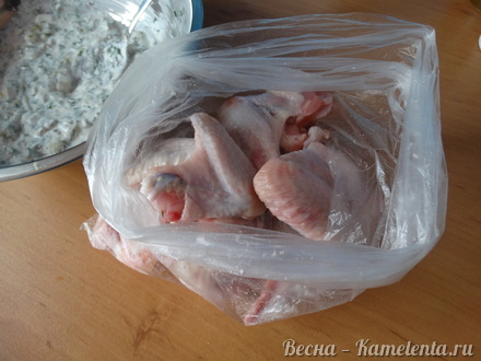 Приготовление рецепта Куриные крылышки в сметанном маринаде. шаг 5